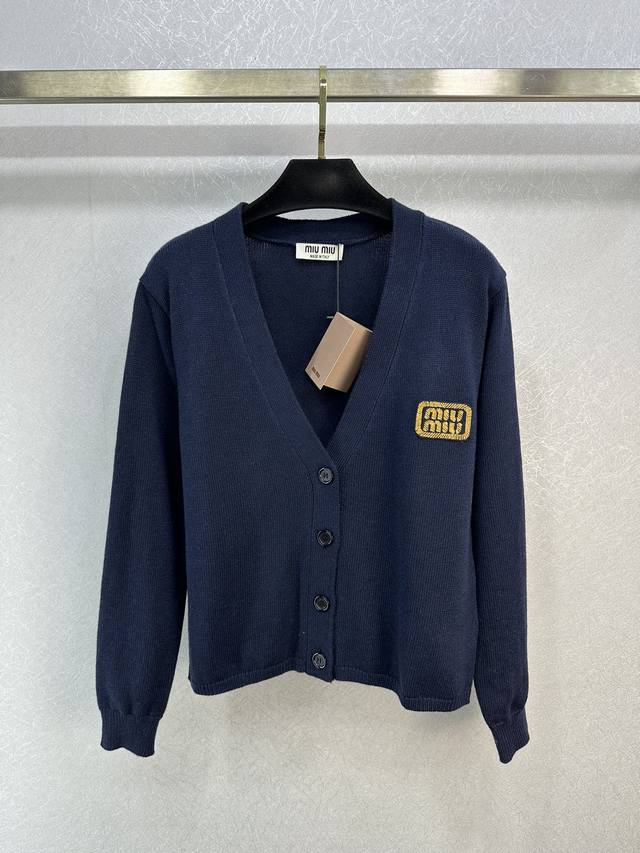 原单狠货女装 配包装 Miu*24早春新品 绞花设计胸标缀饰针织小开衫 解锁多种穿搭方式 白富美必入神器 万能百搭修身版型超显瘦 立体绞花工艺进口纱线质感超舒适